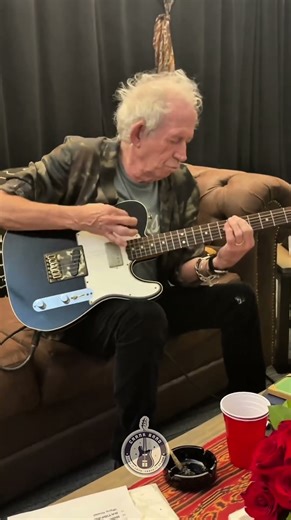 This guitar is pretty cool, too #keithrichards #rollingstones #backstage #shorts #guitar #crankband