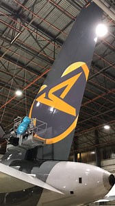 Temperaturen von bis zu -60 Grad müssen die Folien aushalten, mit denen das Condor Logo zurück auf unsere Leitwerke kommt. Was man bei der Beklebung (fachmännisch/-frauisch: Folierung) alles beachten muss, lest ihr im Condor Blog: https://fal.cn/35zTj #CondorAirlines #HelloCondor #DABUF #FunFact | Condor Airlines