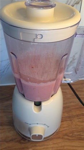Mousse protéinée fraise–yaourt grec( au frigo pendent 4 h )#shorts #food