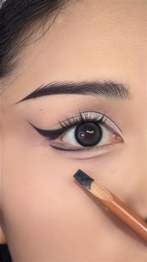 Black Cropped Eyeliner Tutorial | Easy & Flattering Eye Makeup for Beginners #shorts #beauty #makeup