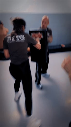 SELF DEFENSE ACADEMY® on Instagram: "Women Only cursus zelfverdediging naast de reguliere Krav Maga groepsles. Start met de 5-delige cursus in oktober en november 2025. Ga naar de website voor meer informatie en deelname. #zelfverdediging #kravmaga #defendyourself #selfdefense #mindset #veiligheid #weerbaarheid #zelfvertrouwen #womenempowerment #womeninbusiness #gym #vechtsport #ikmf #meppel #emmen #assen #groningen #kravmagaexpert #selfdefenseacademy"