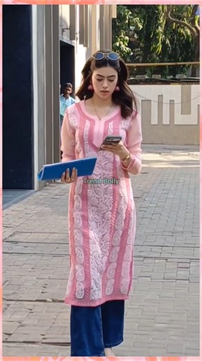 #gorgeous #rivaarora opps Moment😀 #mobchat Close Friends #ayaanzubair at New Project #metting office