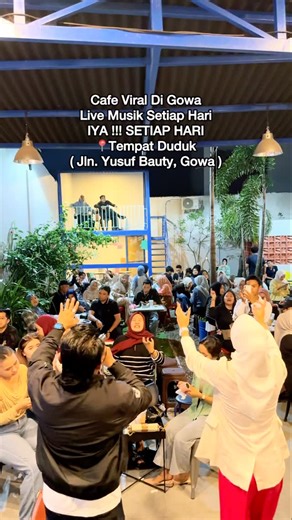 MAKASSAR INFO on Instagram: "Oh ini ternyata cafe yang lagi viral di gowa !! Dimana lagi ada cafe di gowa yang Live musicnya setiap hari.? Di @_tempatduduk_ ji Bukan cuma live music tapi ada Live DJ dan Karaokean Bareng tawwa Area Indoor dan Outdoornya ketjeh banget, Instagramable dan ada VIP Room, lengkap dengan Mushallah yang nyaman Mauki bikin acara arisan,ulang tahun, meeting, bisaa banget Nah kalo cariki tempat tahun baruan bisa skali mi juga kesini bisa nyanyi bareng, joget bareng !! Yukk