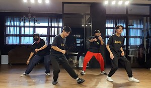 There are Four Basic Grooves or flows in Hip Hop dance. When we hear music our body naturally moves to the beat and we call this grooving. When you hear Hip-Hop music the way the beats make you move is what Hip-Hop grooves are all about. The Four Basic Grooves in Hip Hop are: Up – In this groove, the accent is upwards in the air. When the body is rocking upwards with the music. Down – Anything that makes you rock downwards. Bounce – Bounce grooves are very easy to identify. These involve moves w