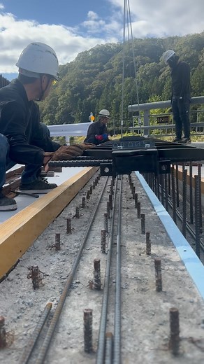 足立工業 | コンクリート診断士 | 橋梁&トンネルの修繕・耐震工事_専門会社 | #bridge_joint #Expansion_joint #橋の継ぎ目 The joints of a bridge are constructed in this way. The purpose of this material is to accommodate... | Instagram