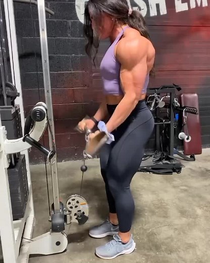 📸: Hunter Henderson | Massive arms! 💪 #MuscleGirlHub