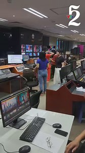 6.1M views · 80K reactions | Nhìn mái nhà bị tốc, người dân Quảng Ngãi chỉ còn biết kêu "Trời ơi!". Tính đến 11h sáng 28/10, Quảng Ngãi có 1 nhà bị sập, 447 căn tốc mái. #baoso9 #quangngai | VTV24 | Facebook