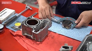 REBUILD VỀ ZIN ĐỘNG CƠ HONDA WINNER 150 Sau một thời gian sử dụng thì động cơ sẽ bị giảm dần hiệu suất và công suất theo tuổi thọ. Điều này hoàn toàn không thể tránh khỏi. Một số lý do cho việc giảm sút này là bạc piston không còn khít như xưa do bị mài mòn, xúp páp cũng không còn khít, các khe hở đầu xúp páp cũng không còn chuẩn gây nên tiếng kêu. Ngoài ra các họng hút và xả cũng như buồng đốt bị đóng carbon ảnh hưởng đến hoạt động của máy. Việc rebuld về zin là một công tác hoàn toàn bình thườ
