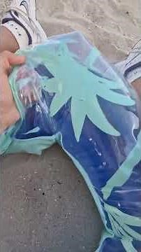 Pop inflatable - Popping a big palm swimring