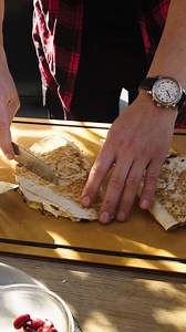 Zin in een makkelijke lunch? Met de Weber Lumin-elektrische barbecue maak je snel knapperige quesadilla's. Simpel, smeuïg en vol smaak. Maak het af met gegrilde groenten, verse salsa of een toef zure room. Wat zou jij er nog bij serveren? 👇 #WeberGrill #WeberNL #BBQinspiratie | Weber barbecues Holland