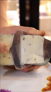 MANTIQUEIRA NEGRA - toda a sofisticação das Trufas Negras, acolhidas por um Queijo da Mantiqueira Incrivelmente delicioso 😉 Quem topa provar? | O Queijólatra