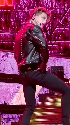 Jeno's Dynamic Dance Performance at NCT Concert