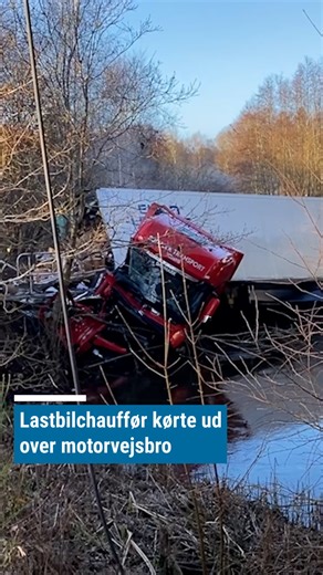 142K views · 289 reactions | Det har set helt vildt ud, da en lastbil bragede ud over en motorvejsbro, men heldigvis slap chaufføren relativt uskadt fra uheldet, oplyser politiet  | Vejle Amts Folkeblad | Facebook