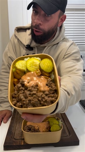 Ryan Rubio on Instagram: "Fast food burgers are OUT ❌ Try these campfire bbq burger bowls. Makes 4 COOKBOOK/MEAL PLANS/1:1 COACHING CHECK MY 🔗🔗 521 cals ➡️ 60g protein ➡️ 30g carbs ➡️15g fat ➡️ 2 lbs 96% lean ground beef ➡️100g non fat or reduced fat cheese ➡️ 1 lb gold or white potatoes ➡️ 8 g sliced pickles ➡️ 15 g Worcestershire ➡️ 20 g mustard ➡️ Garlic powder for the beef ➡️ Zero-cal avocado oil spray ➡️ Paprika ➡️ Garlic powder ➡️ Italian seasoning for the potatoes ➡️ 115 g light mayo ➡️
