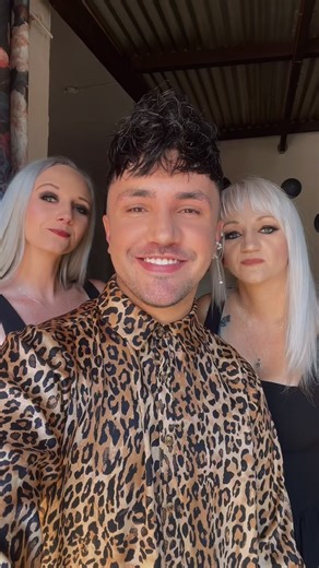 Ek en my sussie en mamma is amptelik n groep. Ons naam is MISKLANK ❤️ Ek is baie opgewonde om hierdie nuwe journey in musiek met julle te deel. Dit was nog altyd my ma se droom om n sangeres te word en my sussie het ook n beautiful stem. Ons het gevoel dit is uiteindelik nou die regte tyd om saam iets in musiek aan te pak en met Suid Afrika te deel. My solo career will always be there and i will still release music on my own and do my shows that i get booked for. But i wanted to expand my territ