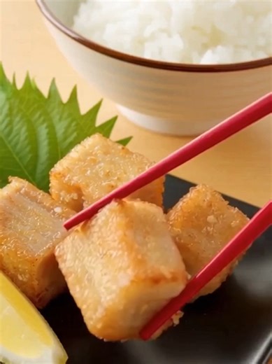 夕飯迷ったら、これ揚げて出すだけ👏 皿に盛ったら一気にごちそう。 #竜田揚げ #まぐろ #おつまみ #時短ごはん #冷凍食品