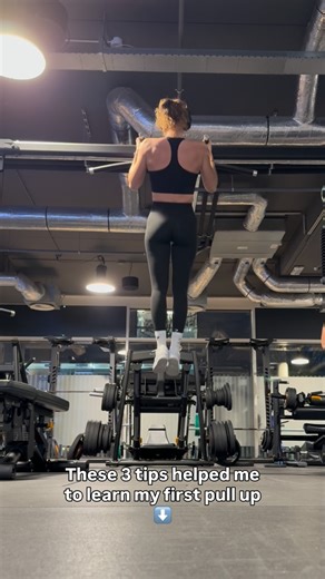 Tessa | Online Fitness Coach 🚀 on Instagram: "Getting stronger takes time 🤷🏼‍♀️ 1. Don’t give up Keep training, it takes a lot of time to get stronger and to finally be able to pull your full weight up! 2. Do negatives Start with doing negative pull up’s as slow as you can, you will build strength in the proper pull up form. 3. Eat your protein! Protein helps you build muscles. Track your protein intake and check if you eat 2x your body weight in grams of protein. (70 kg’s, means to eat aroun