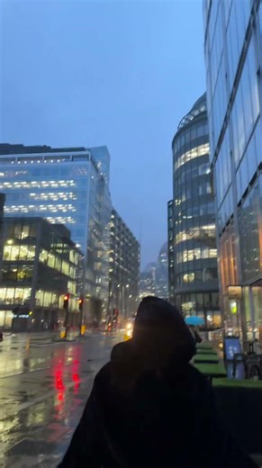 London at night🏙️ #fyp #explore #ootd #girl #brunette #discover #viral #outfit #beauty #aesthetic