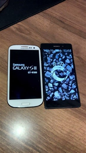 Samsung S3 vs Sony Z2 #fyp #samsung #android #rom #oneui