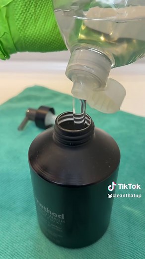 My weekly bathroom cleaning routine 🧼 Nothing fancy. Just a simple checklist that keeps things from getting out of control. This is how I stay consistent, prevent buildup, and make cleaning way easier.