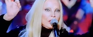 "Un bacio grande, buon anno, 1918". La gaffe di Patty Pravo su Rai1 (che poi si scusa)