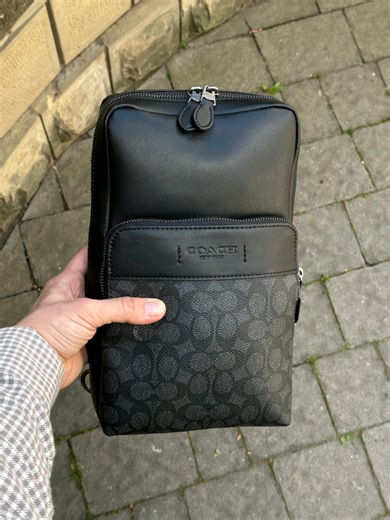 Чоловіча шкіряна сумка слінг Coach Gotham Pack In Signature Canvas/Black 💰 5500 грн ▫️Розмір: 18 х 31 х 8 см ▫️Сумка виконана у комбінації гладкої шкіри та текстурної шкіри з фірмовою канвою. ‼️Кого цікавить пишіть в особисті повідомлення ✍️ 77235 #сумка #сумкаукраїна #чоловічасумка #шкірянасумка #слинг