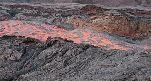 Mesmerizing footage of Mauna Loa lava channel in December 2022