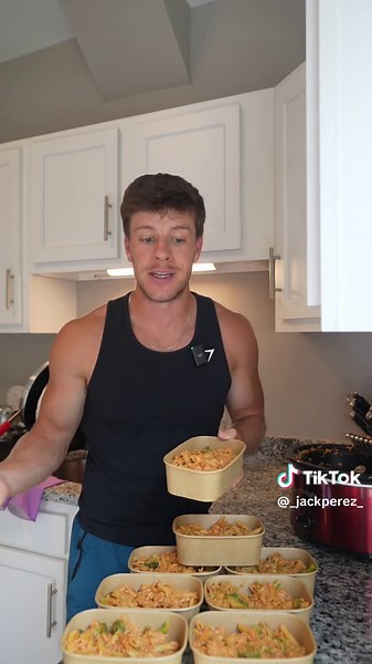 WELCOME TO DAY 1 OF CROCKTOBER! 🎃🍂🍲 31 days of easy, high-protein crockpot recipes to make meal prep easier all fall long! 🙌 Today we’re making CREAMY CHICKEN PASTA 🍗🍝 🍲 Want more? Grab my Crockpot Top Hits Cookbook with 60 easy, high-protein crockpot recipes through the link in my bio! (Makes 8 Servings: Each Serving is 1/8 of the Crockpot or ~2 Cups) Macros (Per Serving): -487 Calories -15g Fat -46g Carbs -42g Protein Ingredients: -2 Lbs Chicken Breast (907g) -1 (23oz) Jar Marinara Sauc