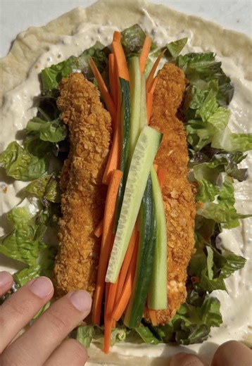 cesar style WRAP ze stripsami 🥵 Składniki (na 3/4 porcje) - 2 piersi z kurczaka - papryka słodka - czosnek granulowany - 2 jajka - płatki cornfleaks - mąka - 1 marchew - 1 ogórek - 1 główka sałaty rzymskiej Sos: - 2 żółtka - 150 ml oleju rzepakowego - 100g skyru - garść parmezanu / grana padano - 5 filecików anchovies - 2 główki czosnku - 1 łyżka worchestshire - 1 łyżka musztardy ziarnistej Tortilla: - 280g mąki typu 450 - 160 ml bardzo ciepłej wody - 1/2 łyżeczki soli - 1/2 łyżeczki proszku do