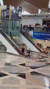 114K views · 4.5K reactions | Mientras ELF Malasia esperaba por SJ, saludaban a los turistas y dos de ellos pasaron un momento muy divertido sintiéndose celebridades . Sin duda alguna, ELFandom más payaso. | Siempre ELF, Nunca INELF | Facebook