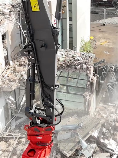 Salford demolition with Stott's new Volvo EC380E #stott #highreachdemolition #demo #demolition #diggers #excavator #construction #earthmoving #operator #earthmovingequipment #civilengineering #excavatoroperator #volvoexcavator #volvo #rotar @worsleyplantltd @volvoce @stotty.demolition @rotar_gettheredcrush