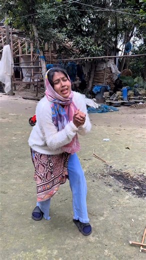 Popy Halder(Pops) on Instagram: "ধারের টাকা ফিরত আনতে গেছিলাম বাকি টা ইতিহাস 🤣🤣"