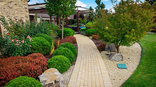 How to place shrubs in a front yard for the most aesthetically pleasing look
