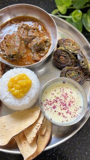 अळू वडी रस्सा (Alu Vadi Rassa) | Maharashtrian Recipe