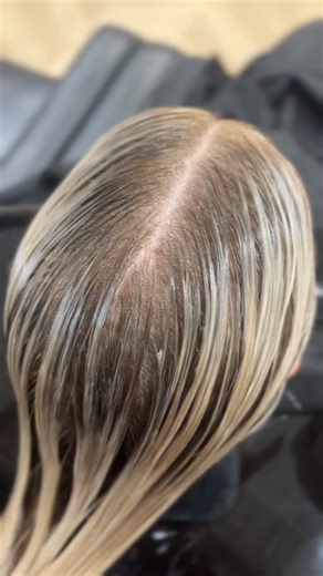 Let’s talk about root tap’s 💭 It’s a huge misconception that root tapping your hair will dull or darken your blonde, with the right application & formula root tap’s can be a fantastic add on service to help blend your colour & help with a softer grow out. Although I don’t actually root tap a majority of my clients as you can also get a very similar result with backcombed highlights-if you like your foils right up to the root but more defused, it is a perfect option for you 🫶🏻 Root tap formula