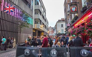 【4K超清】10月秋季傍晚漫步游英国伦敦 热闹的Soho街道和西区 拍摄日期：2023.10_哔哩哔哩_bilibili