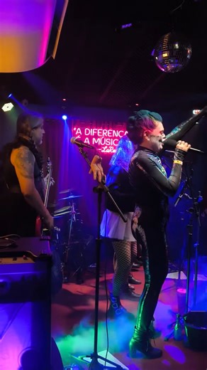 𝙱 𝙰 𝚁 𝟾𝟶 on Instagram: "Hoje no Bar 80 é dia de voltar no tempo! 🎶✨ Sexta — 13/02 tem Exótikos ao vivo, com muito pop, rock e retrô — um som que transborda essência, atitude e aquela nostalgia vintage que a gente ama. 🕺💃 ⏰ Show às 21h 🍻 Happy hour das 17h às 20h 🎧 Antes e depois do show: DJ com flashback 🎟️ Entrada: R$ 30 Chama a galera e vem curtir essa viagem musical com a gente!"