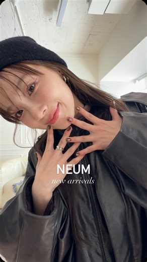 DEBBY_黛比 on Instagram: "趕緊在 @_neumofficial_ 展售會前 生出幾個穿搭影片😍😍 我只能說 我朋友 @oopsannann 太有才華了～～～ 每一件上身都好好看！！！ 每次洋裝我都有買！夏天的漸層洋裝到這次的網紗高領洋裝 粉粉的很襯膚色 不過蠻透的 我自己是直接貼胸貼要記得加膚色內褲 拍影片那天忘記了😅😅請大家用健康的眼光看影片🥹 衣服細節在影片裡都有說到！ 大家可以看影片聽唷～ #debbysoutfit 網紗高領洋裝-質感滿分很襯膚色 毛領皮革外套-帥氣可愛有氣質 無可挑惕 圓領斑點毛衣-百搭 墊肩設計嚇s人的好看 📍neum ”Rational Error“ 展售會 日期｜2026年1月17日（六）•1月18日（日） 時間｜12:00-19:00 地點｜台北市松山區三民路167巷4號 喜歡neum的女孩有空可以過去逛逛是穿看看唷～ 這個週末沒時間也沒關係 之後可以到工作室去試穿🤩🤩"