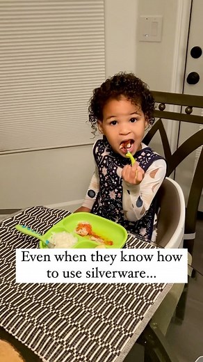 Feeding Littles - Starting Solids and Picky Eating Help on Instagram: "My kiddo KNOWS how to use utensils but still defaults to using their hands. Is this expected? • YES! It’s oftentimes easier to just pick up foods with their hands, as skill they likely mastered before using utensils. • Judy here 👋 In places where forks/spoons are a cultural norm, we expect most kids to be able to independently use them by around 16-18 months *if they have been regularly practicing.* • The next question becom