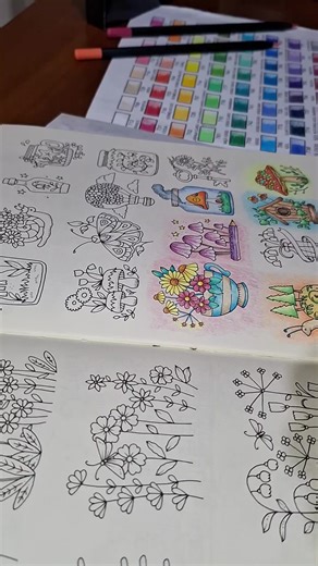 Pintando com lápis de cor um desenho de borboleta do livro de colorir Pequenas Conquistas de Johanna Basford. #coloringbook #smallvictories #coloredpencil #butterfly