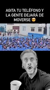 “EFECTO PARALAJE”😊 Este efecto ocurre debido a relación cambiante entre la posici ón de las personas y nuestro teléfono que se mueve para una dirección o más. Como resultado, las personas parecen estar estáticas en relación con el movimiento del teléfono 😅 | | Ugly