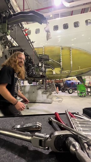 Aircraft Mechanic: Replacing Main Landing Gear | MAX's Maintenance Minute