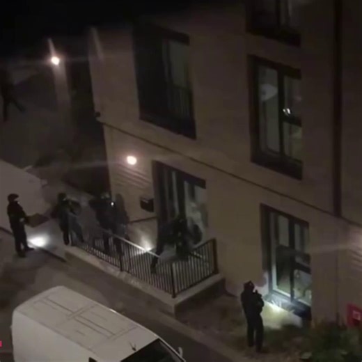 Onlookers filmed the moment armed police smashed through the window of a Leicester building | Leicestershire Live