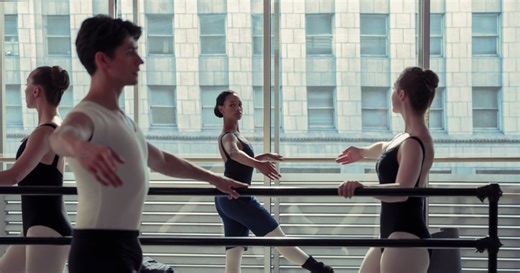 Tiny pretty things: la apuesta juvenil de Netflix donde el ballet se une al drama y el suspenso - La Tercera