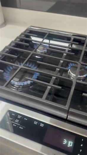 Iroselectronics on Instagram: "Eleva tu cocina con la elegancia y funcionalidad de la estufa a gas KitchenAid KSGG700ESS!  Con sus 5 quemadores y convección, cocinar tus platillos favoritos será un placer. ✨ Diseño moderno y rendimiento superior. ¡Visítanos y descubre la calidad KitchenAid! #KitchenAid #Estufa #Cocina #Conveccion #Electrodomesticos #HomeCooking #KitchenGoals #Design #IrosElectronics"