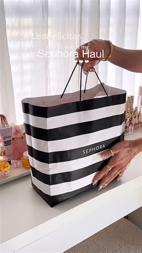 Lea Felicitas on Instagram: "Let’s unbox my Sephora haul ❤︎ lot’s of restocks and a few new things I wanted so badly 🤭 @summerfridays Lip Butter Balm birthday cake @hudabeauty Baby Blush Duo @soldejaneiro restock of everything Cheirosa 62 @gisou Lip Oil bee-llini peach @drunkelephant 2x C Firma Fresh Serum (the best!!) @drdennisgross lip plumper set @sephora #sephora #SephoraHaul #NewMakeup #ViralMakeup #asmr #unboxing #gisou #soldejaneiro #drunkelephant #summerfridays #hudabeauty"