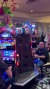 69K views · 246 reactions | Mientras tanto en el Excalibur Hotel Casino hay competencia de máquinas tragamonedas.  : @fritosandbolts - FritoGuy | Entérate Vegas | Facebook