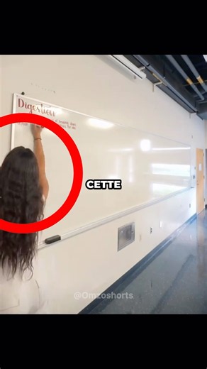Son professeur lui demande d’écrire au tableau, elle fait ça 😳 #shorts