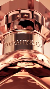【#NewAtSephora | 散發爽朗樂觀嘅魅力】 全新 @tiffanyandco Rose Gold 淡香水明亮爽朗而充滿活力，有多層次嘅香氣，令你沉浸喺清新嘅柑橘同水果世界，香調中加入粉胡椒，兩者完美地平衡🍊。 前調☁️ 粉胡椒 中調☁️ 橙花 基調☁️ 廣藿香 【#NewAtSephora | Embody the spirit of optimism】 A multifaceted and modern perfume, @tiffanyandco Rose Gold Eau de Parfum Intense immerses the wearer in a vibrant world of sparkling citrus and fruits that are flawlessly balanced with radiant pink pepper.🍊 Top note☁️ Pink pepper Middle note☁️ Orange flower Base note☁️ Patchouli #Sephora #SephoraHK #Tiffany&Co |