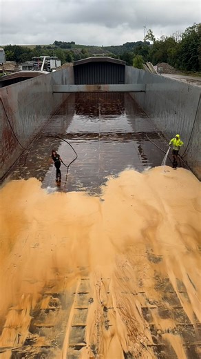Cleaning a bulk carrier ship with a water fight 🤣💦 | UNILAD Tech